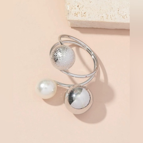 โ Adjustable Elegant Triple Faux Pearl Silver Wrap Ring - Picture 4 of 6